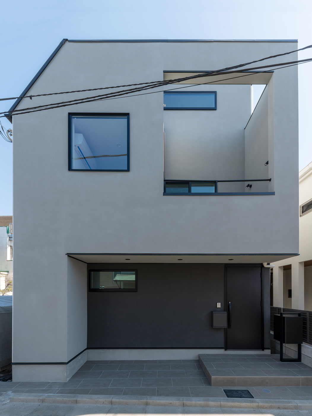 ライトグレーの外壁にブラックのアクセントが映える外観