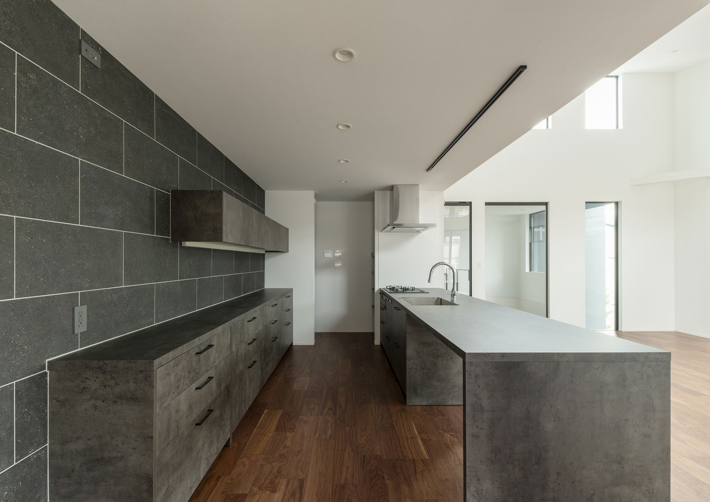 ダイニング一体型のキッチンが空間を引き締める