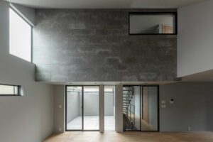 リビング上部にはボックスが浮いたようなデザインとし印象的に。