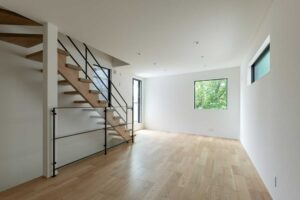 隣地にある桜の木。立派な木は後世に残るだろう。お隣の緑を借景に。都内とは思えない豊かな緑を手に入れた。